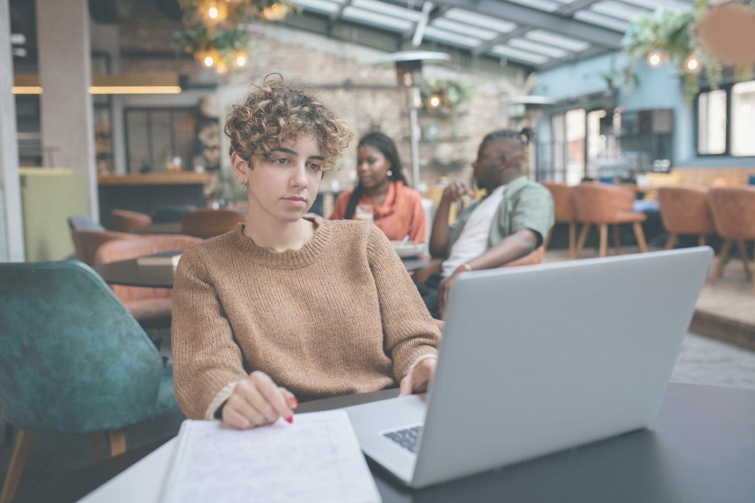 Seguimiento de objetivos de ahorro con gráficos y planificación mensual