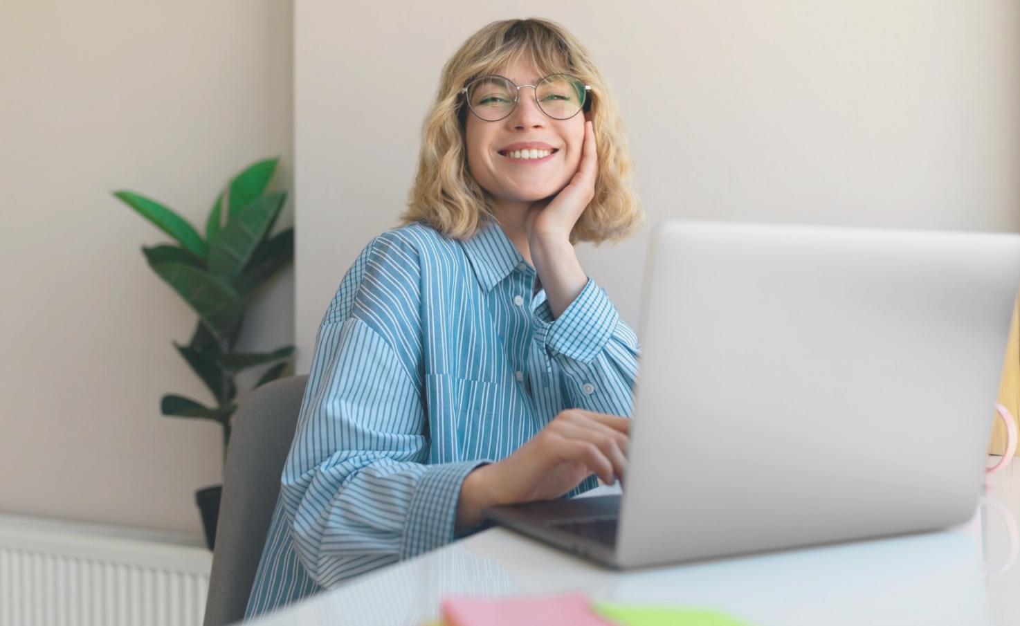 Sesión de planificación financiera con documentos y calculadora