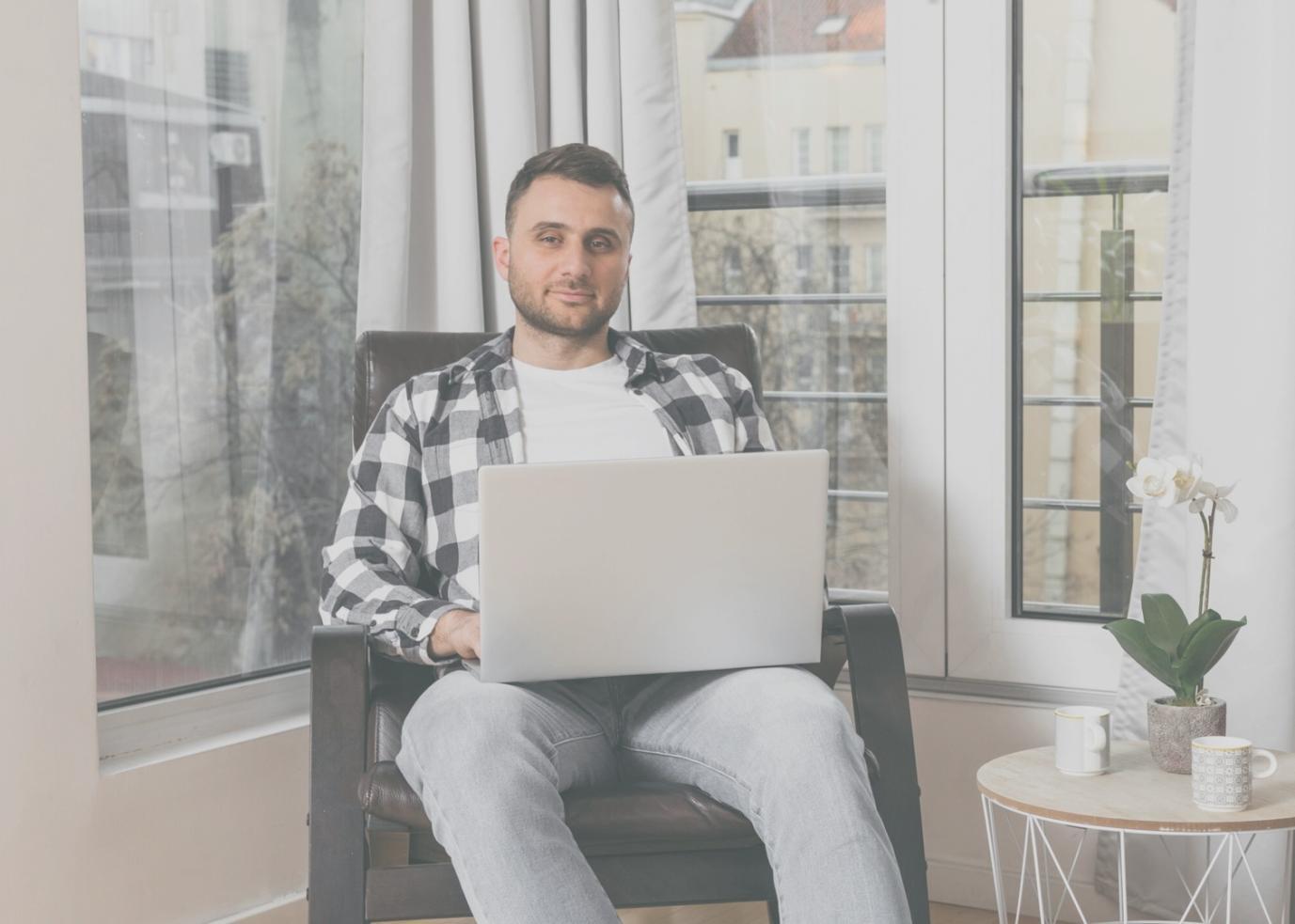 Visualización de flujos de ingresos y gastos mensuales