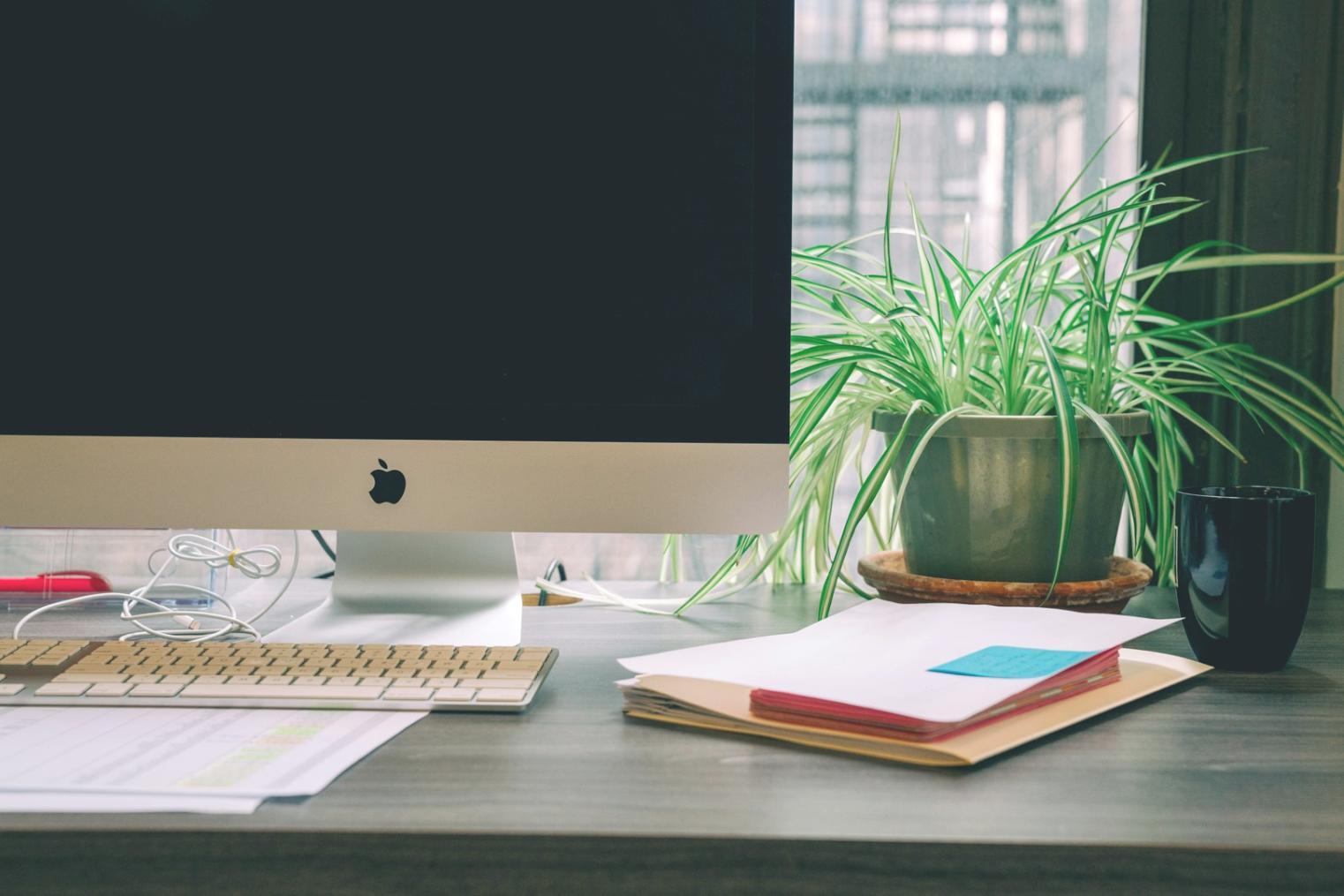 Equipo analizando estrategias de presupuesto en reunión colaborativa